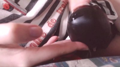 Paimk šią didelę juodą varpą į burną maža vergė