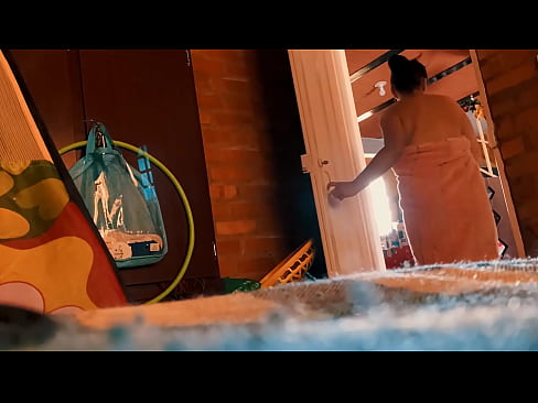 ❤️ Mano dėdė seka paskui mane į dušą, jis dulkina mane, kol aš prausiuosi duše. ❤️ Dulkinimo video prie mūsų ❌