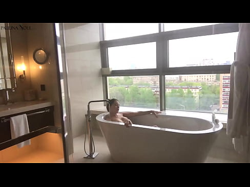 ❤️ Milžiniškas kūdikis aistringai masturbuoja savo putę vonios kambaryje ❤️ Dulkinimo video prie mūsų ❌