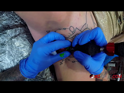 ❤️ Itin tatuiruota karšta Sully Savage gavo tatuiruotę ant savo klitorio ❤️ Dulkinimo video prie mūsų ❌