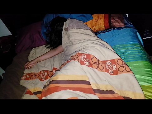 ❤️ Patėvis bara savo jauną pamotę, kol ji miega. ❤️ Dulkinimo video prie mūsų ❌